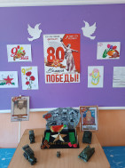 Выставка "Этот День Победы". В рамках подготовки к Дню ПОбеды была организована тематическая выставка рисунков и поделок. А также выставка военной техники времен войны.